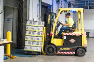 hombre conduciendo un toro amarillo con cajas