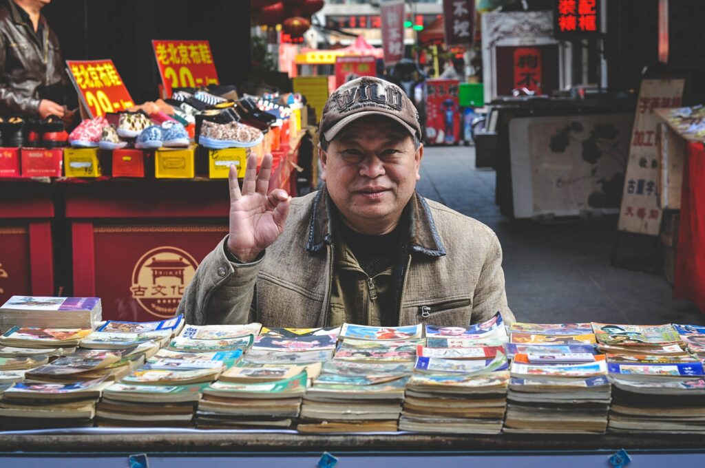 Hombre asiático vendiendo productos en un mercado